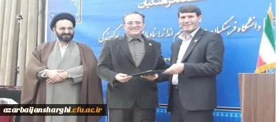 در حاشیه شانزدهمین اجلاس سراسری سرپرستان مدیریت های استانی، پردیس ها و واحد های تابعه صورت گرفت:

تجلیل از مقام علمی دکتر رحیم بدری