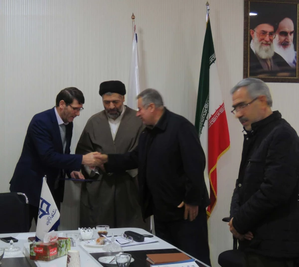 تجلیل از رئیس و دبیر ستاد اقامه نماز دانشگاه فرهنگیان آذربایجان شرقی