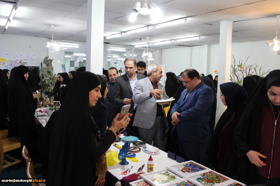 افتتاحیه نمایشگاه ها و مراسم بزرگداشت هفته پژوهش در محل پردیس  فاطمه الزهرا (س) برگزار شد. 6