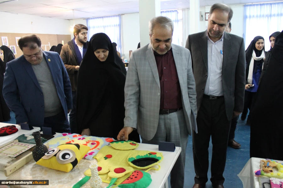 افتتاحیه نمایشگاه ها و مراسم بزرگداشت هفته پژوهش در محل پردیس  فاطمه الزهرا (س) برگزار شد. 10