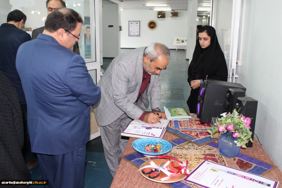 افتتاحیه نمایشگاه ها و مراسم بزرگداشت هفته پژوهش در محل پردیس  فاطمه الزهرا (س) برگزار شد. 13