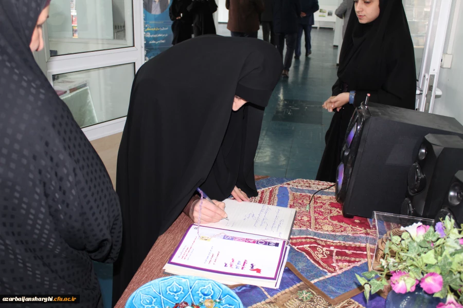 افتتاحیه نمایشگاه ها و مراسم بزرگداشت هفته پژوهش در محل پردیس  فاطمه الزهرا (س) برگزار شد. 2