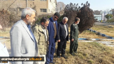 به منظور نهایی کردن یادمان شهید گمنام در پردیس فاطمه الزهرا(س) انجام شد:

حضور و بازدید سردار باقر زاده و سردار عباسقلیزاده از پردیس فاطمه الزهرا(س)
