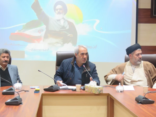 نشستی با محوریت انقلاب اسلامی و به مناسبت ایام الله دهه فجر در محل سالن شمس پردیس عامه امینی برگزار شد 4