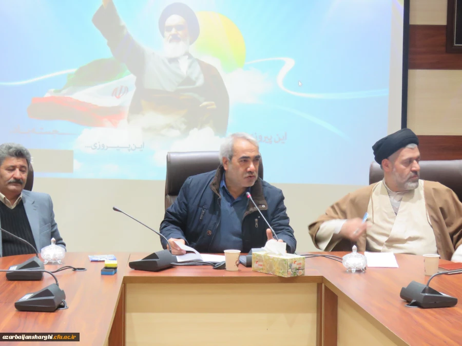 نشستی با محوریت انقلاب اسلامی و به مناسبت ایام الله دهه فجر در محل سالن شمس پردیس عامه امینی برگزار شد 4