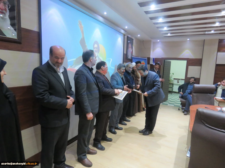 نشستی با محوریت انقلاب اسلامی و به مناسبت ایام الله دهه فجر در محل سالن شمس پردیس عامه امینی برگزار شد 10