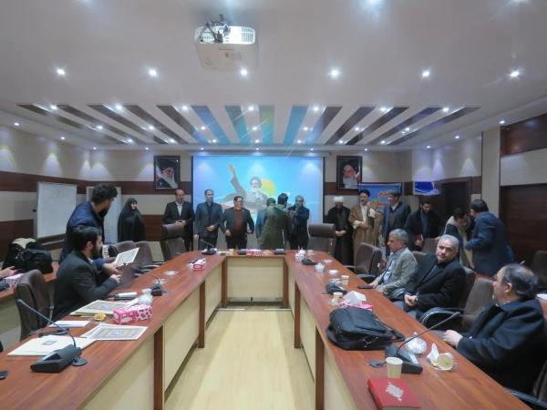 نشستی با محوریت انقلاب اسلامی و به مناسبت ایام الله دهه فجر در محل سالن شمس پردیس عامه امینی برگزار شد 9