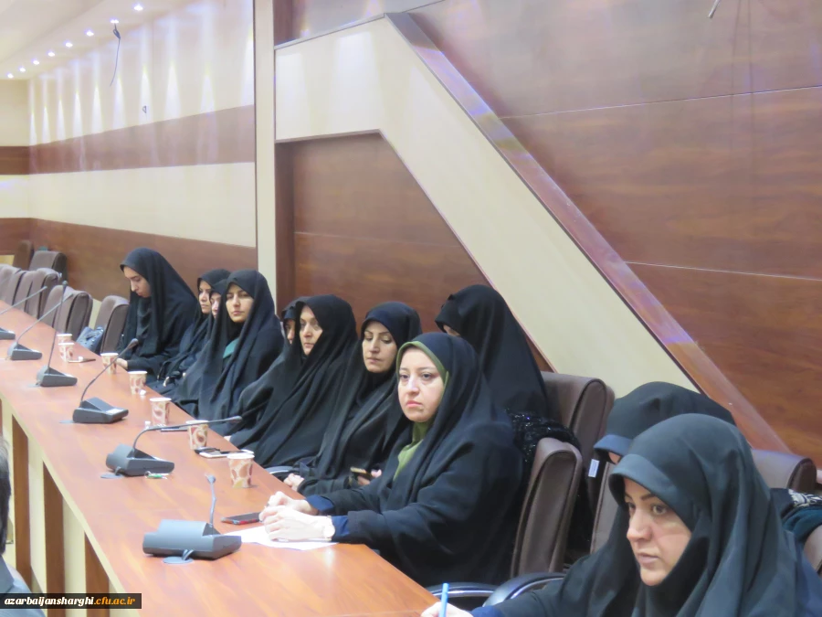 نشستی با محوریت انقلاب اسلامی و به مناسبت ایام الله دهه فجر در محل سالن شمس پردیس عامه امینی برگزار شد 6