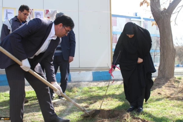 کاشت درخت در محوطه پردیس فاطمه الزهرا(س) تبریز 3