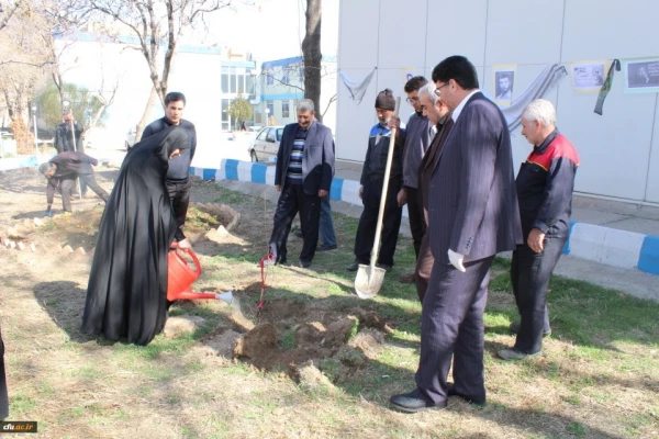 کاشت درخت در محوطه پردیس فاطمه الزهرا(س) تبریز 6