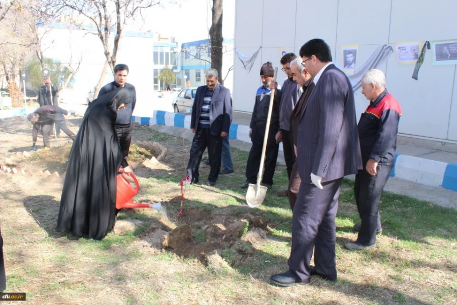 کاشت درخت در محوطه پردیس فاطمه الزهرا(س) تبریز 6