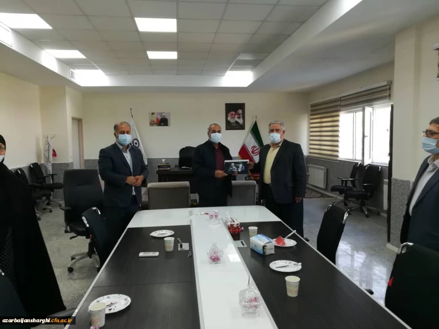 تقدیر از مدیر دانشگاه فرهنگیان استان به مناسبت همکاری در فرایند تولید ماسک و لباس های مخصوص دوران شیوع ویروس کرونا 4