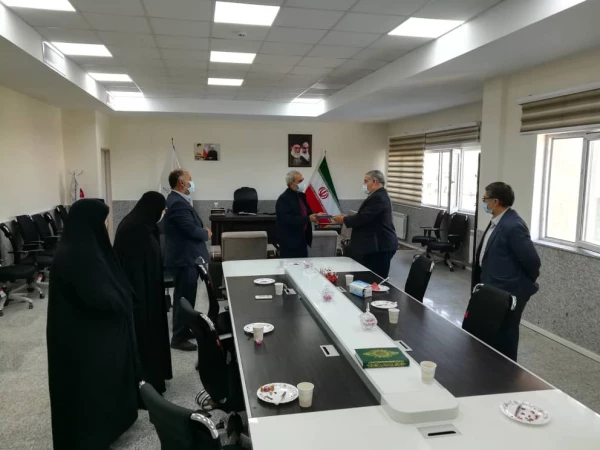 تقدیر از مدیر دانشگاه فرهنگیان استان به مناسبت همکاری در فرایند تولید ماسک و لباس های مخصوص دوران شیوع ویروس کرونا 5