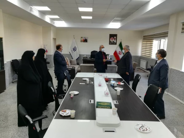 تقدیر از مدیر دانشگاه فرهنگیان استان به مناسبت همکاری در فرایند تولید ماسک و لباس های مخصوص دوران شیوع ویروس کرونا 8