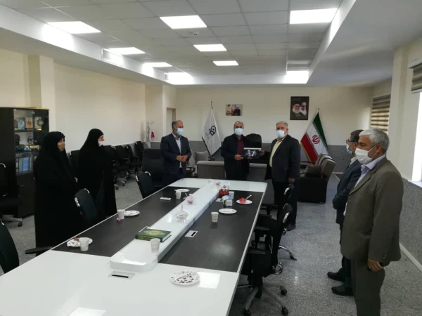 تقدیر از مدیر دانشگاه فرهنگیان استان به مناسبت همکاری در فرایند تولید ماسک و لباس های مخصوص دوران شیوع ویروس کرونا 9