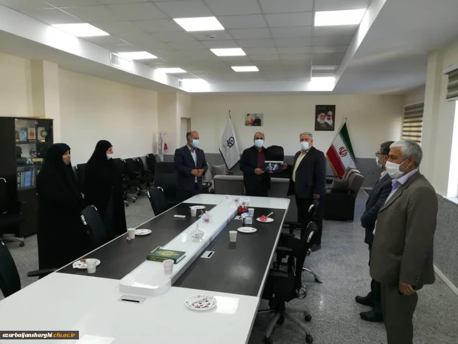 تقدیر از مدیر دانشگاه فرهنگیان استان به مناسبت همکاری در فرایند تولید ماسک و لباس های مخصوص دوران شیوع ویروس کرونا 9