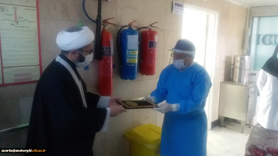 تقدیر از دکتر مقدس زاده و دکتر منجم به نمایندگی از مدافعان سلامت   3