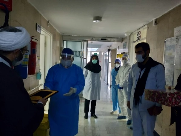 تقدیر از دکتر مقدس زاده و دکتر منجم ودکتر احدیان به نمایندگی از مدافعان سلامت   3