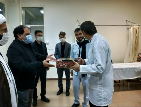 تقدیر از دکتر مقدس زاده و دکتر منجم ودکتر احدیان به نمایندگی از مدافعان سلامت   5