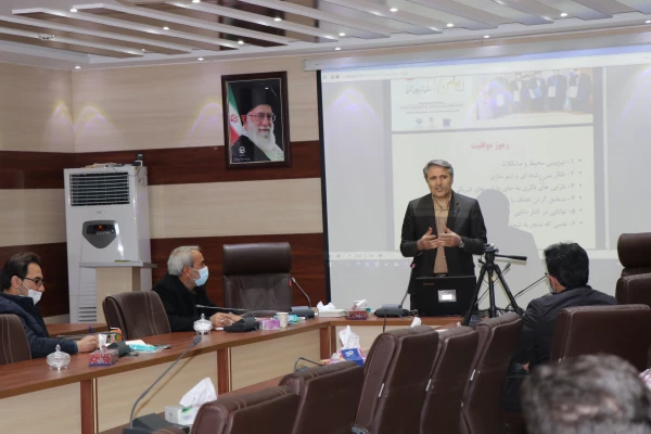 کارگاه آموزشی معرفی حمایت های پارک علم و فناوری در بستر مراکز رشد و نوآوری از فناوران و کارآفرینان دانشگاهی 4