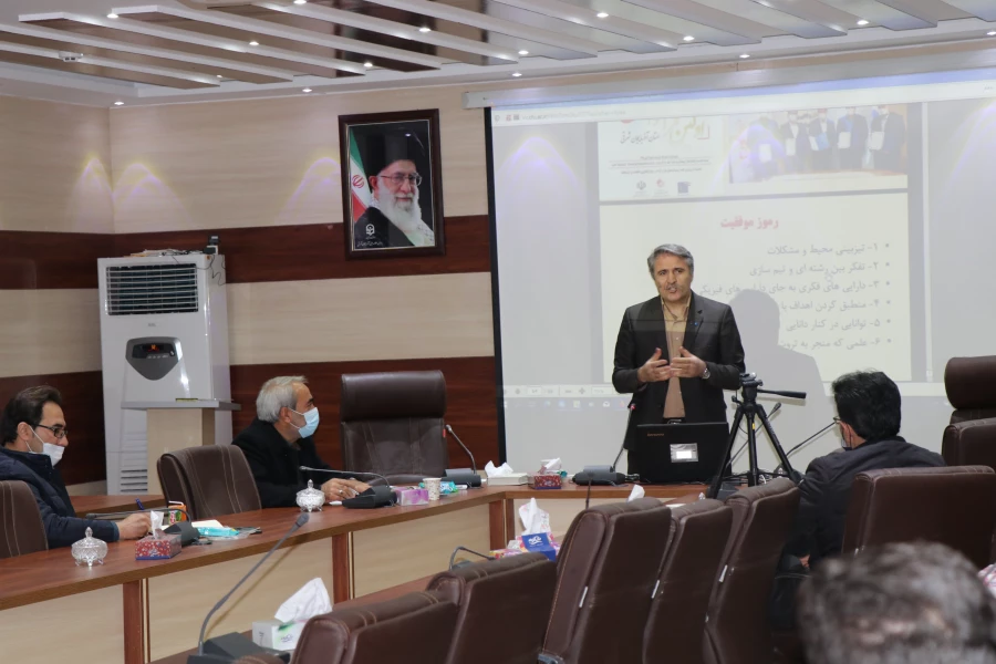 کارگاه آموزشی معرفی حمایت های پارک علم و فناوری در بستر مراکز رشد و نوآوری از فناوران و کارآفرینان دانشگاهی 4