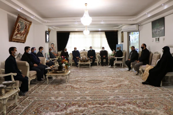 دیدار دکتر خنیفر و هیئت همراه با خانواده شهید مدافع حرم استان آذربایجان شرقی صادق هدایت اکبری 3