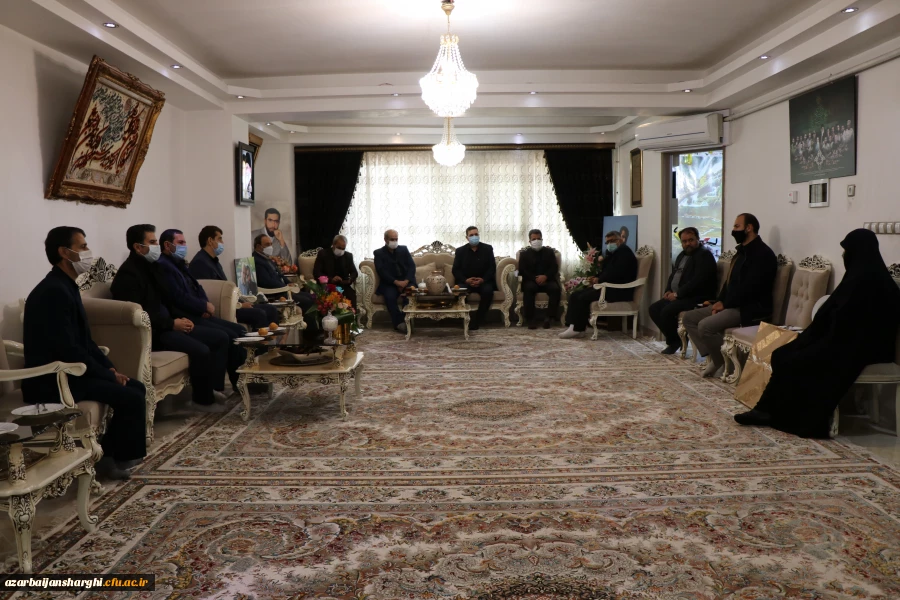 دیدار دکتر خنیفر و هیئت همراه با خانواده شهید مدافع حرم استان آذربایجان شرقی صادق هدایت اکبری 4