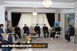 دیدار دکتر خنیفر و هیئت همراه با خانواده شهید مدافع حرم استان آذربایجان شرقی صادق هدایت اکبری 5