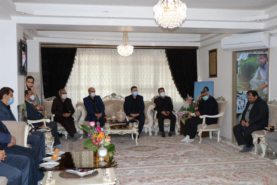 دیدار دکتر خنیفر و هیئت همراه با خانواده شهید مدافع حرم استان آذربایجان شرقی صادق هدایت اکبری 5