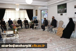 دیدار دکتر خنیفر و هیئت همراه با خانواده شهید مدافع حرم استان آذربایجان شرقی صادق هدایت اکبری 6