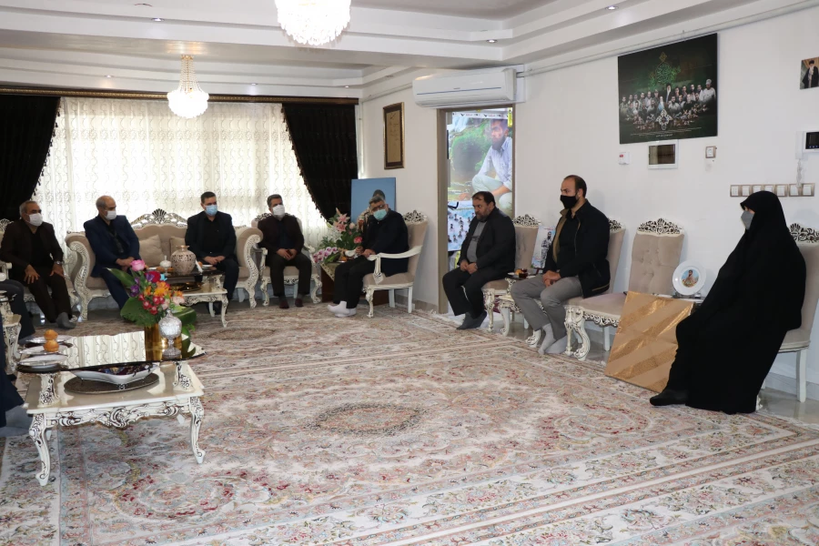 دیدار دکتر خنیفر و هیئت همراه با خانواده شهید مدافع حرم استان آذربایجان شرقی صادق هدایت اکبری 6