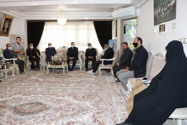 دیدار دکتر خنیفر و هیئت همراه با خانواده شهید مدافع حرم استان آذربایجان شرقی صادق هدایت اکبری 8