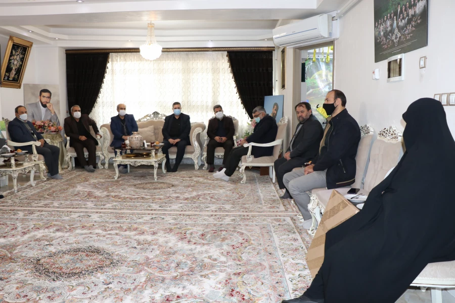 دیدار دکتر خنیفر و هیئت همراه با خانواده شهید مدافع حرم استان آذربایجان شرقی صادق هدایت اکبری 8