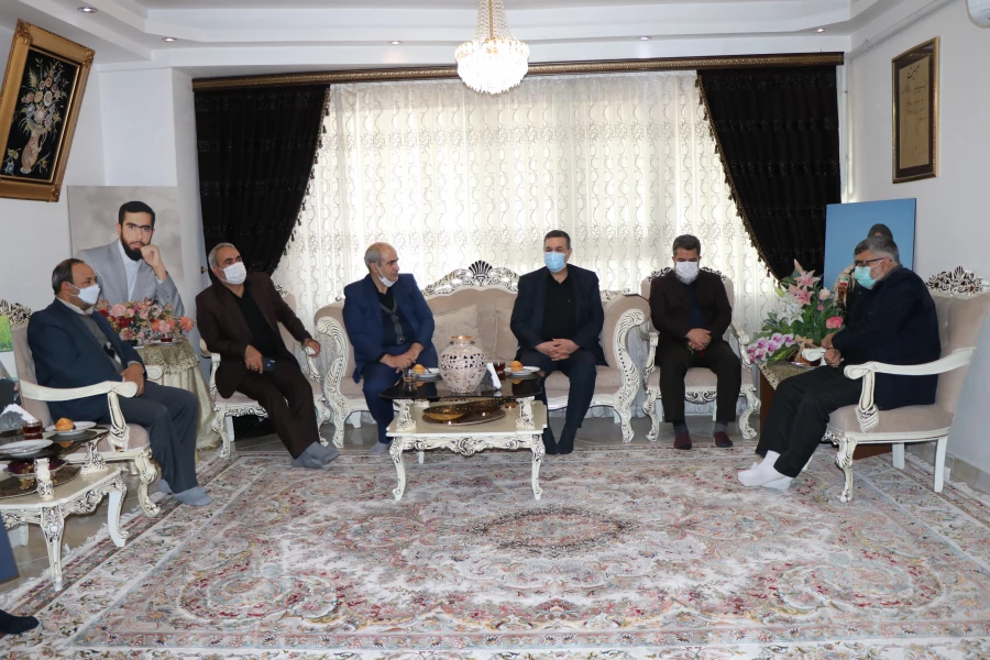 دیدار دکتر خنیفر و هیئت همراه با خانواده شهید مدافع حرم استان آذربایجان شرقی صادق هدایت اکبری 9