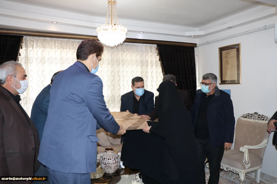 دیدار دکتر خنیفر و هیئت همراه با خانواده شهید مدافع حرم استان آذربایجان شرقی صادق هدایت اکبری 10