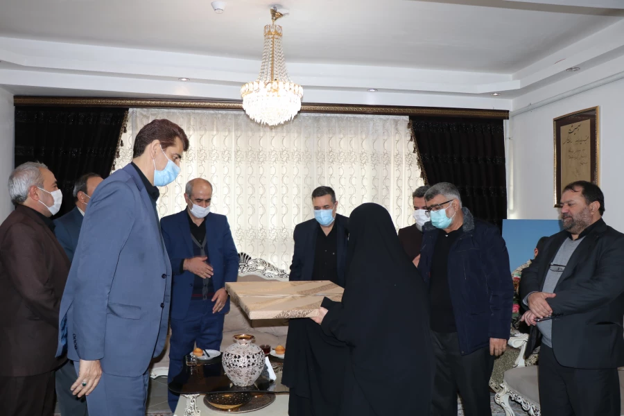 دیدار دکتر خنیفر و هیئت همراه با خانواده شهید مدافع حرم استان آذربایجان شرقی صادق هدایت اکبری 11