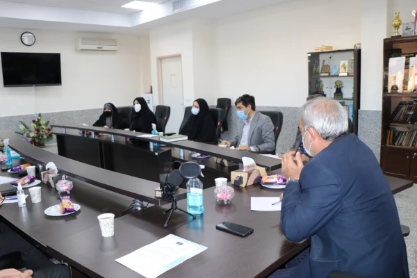 جلسه هم اندیشی هیئت رئیسه با اساتید گروه ادبیات 2