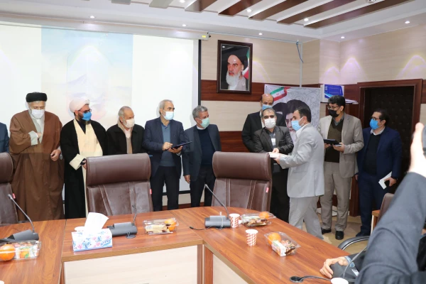 یکی از وظایف بسیج اساتید تلاش برای پرورش استاد در طراز شهید چمران است. 12