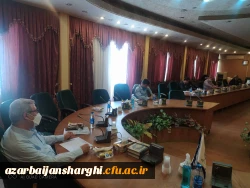 کرسی نقد و بررسی با موضوع 