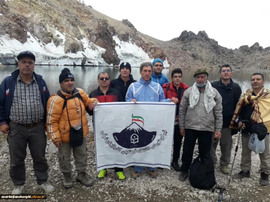 اهتزاز پرچم دانشگاه فرهنگیان و بسیج اساتید دانشگاه فرهنگیان استان آذربایجان شرقی در قله سبلان
 2