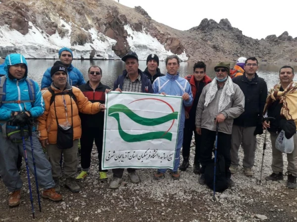 اهتزاز پرچم دانشگاه فرهنگیان و بسیج اساتید دانشگاه فرهنگیان استان آذربایجان شرقی در قله سبلان
 3