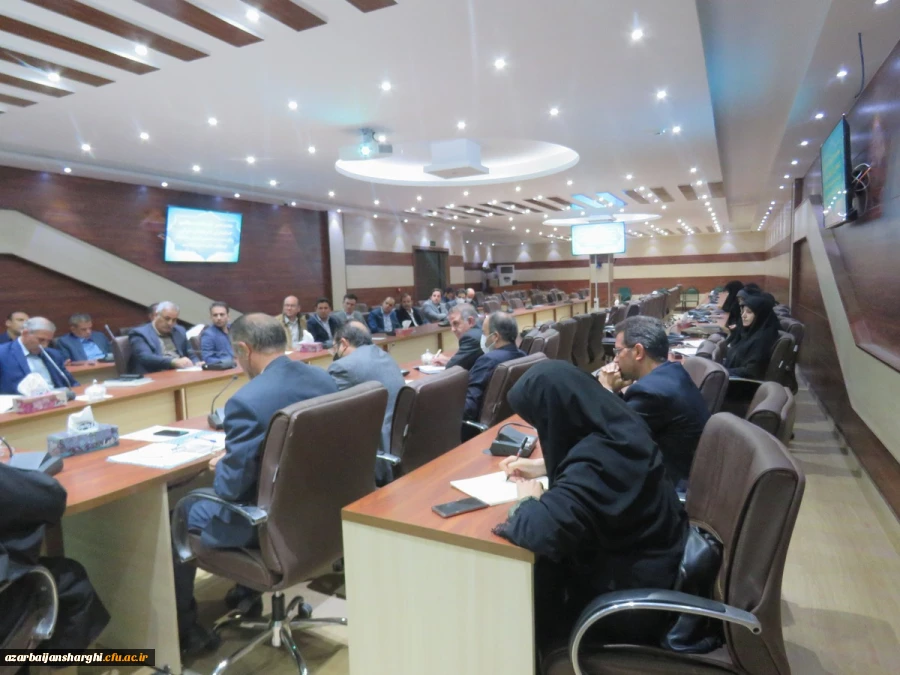 برگزاری نشست هم اندیشی استادان با حضور مدیر کل محترم سیاسی استانداری
 4