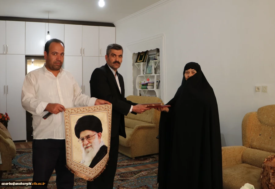 دیدار رئیس و هیئت رییسه دانشگاه فرهنگیان استان  آذربایجان شرقی با خانواده های معظم ومعزز سرداران شهید میرحسین و میرحسن امجدی 3