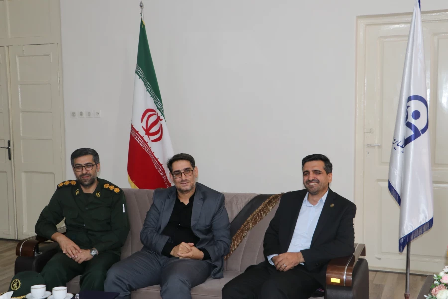 دیدار دکتر احمدی رئیس دانشگاه با فرمانده حوزه بسیج کارکنان شهید عبدالهی و معاون اداره کل حقظ آثار و نشر ارزشهای دفاع مقدس تبریز  6