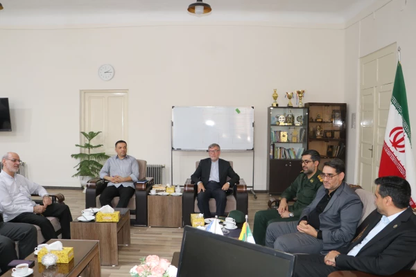 دیدار دکتر احمدی رئیس دانشگاه با فرمانده حوزه بسیج کارکنان شهید عبدالهی و معاون اداره کل حقظ آثار و نشر ارزشهای دفاع مقدس تبریز  7