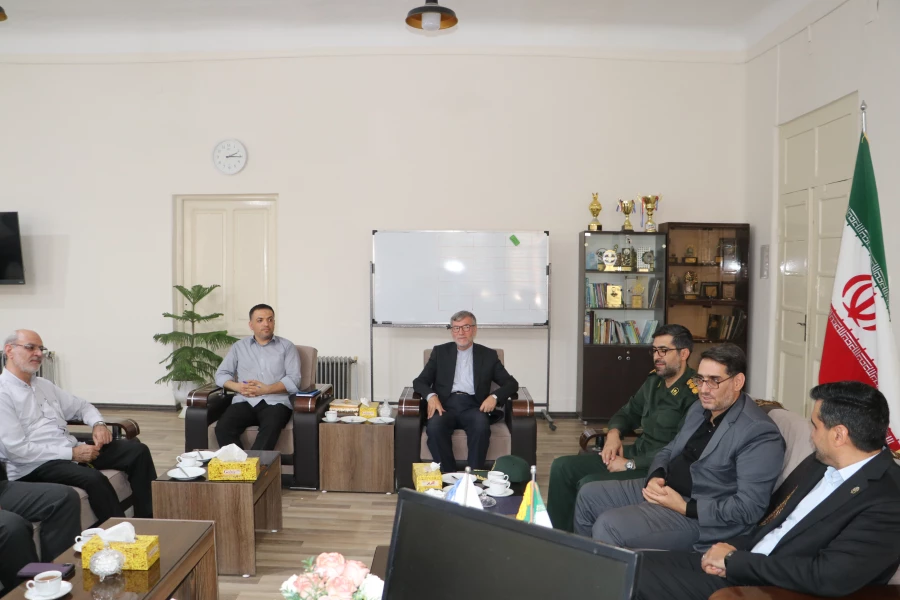 دیدار دکتر احمدی رئیس دانشگاه با فرمانده حوزه بسیج کارکنان شهید عبدالهی و معاون اداره کل حقظ آثار و نشر ارزشهای دفاع مقدس تبریز  7