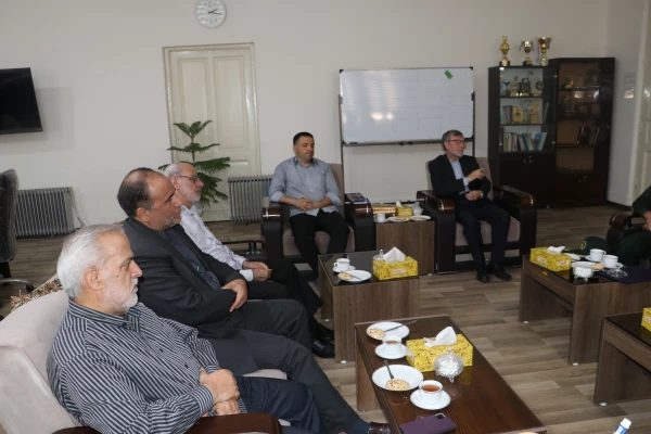 دیدار دکتر احمدی رئیس دانشگاه با فرمانده حوزه بسیج کارکنان شهید عبدالهی و معاون اداره کل حقظ آثار و نشر ارزشهای دفاع مقدس تبریز  8