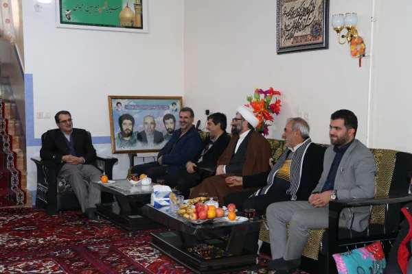 دیدار رئیس و هیئت رییسه دانشگاه فرهنگیان استان  آذربایجان شرقی با خانواده های معظم ومعزز سرداران شهید میرحسین و میرحسن امجدی 10