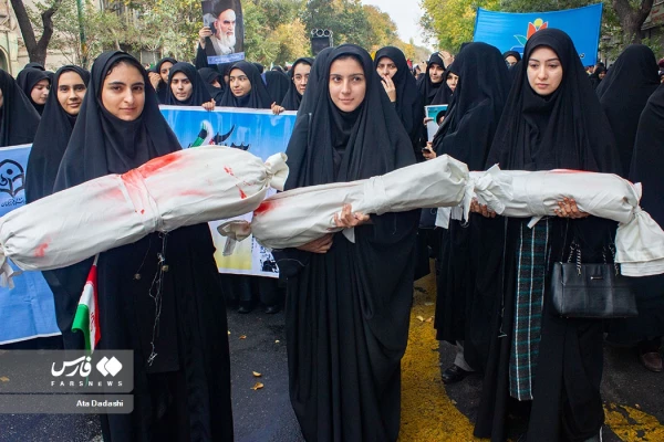 راهپیمایی ۱۳ آبان ماه تبریز با حضور گسترده خانواده بزرگ دانشگاه فرهنگیان آذربایجان شرقی در تبریز
 25