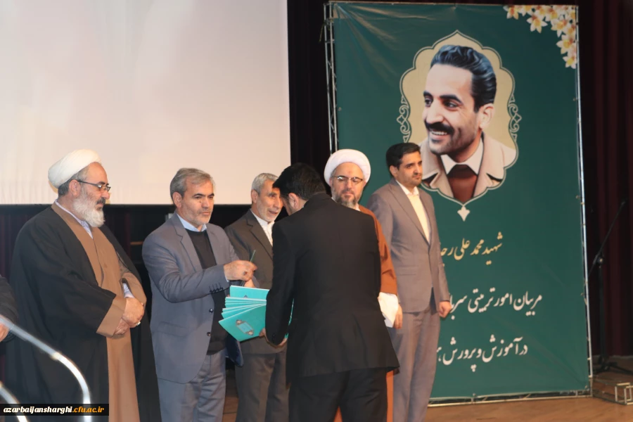 معلمان و مربیان پرورشی، نقش بسیار مهمی در آگاه سازی برای انتخاب اصلح در انتخابات دارند 17